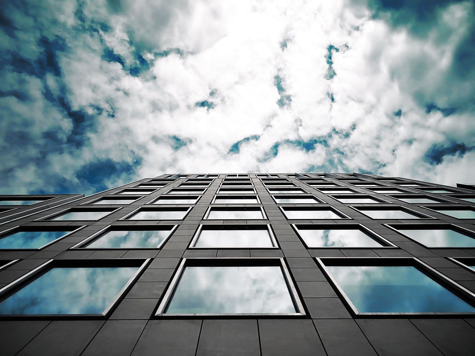 Vue en contre-plongée d'un immeuble de bureaux moderne