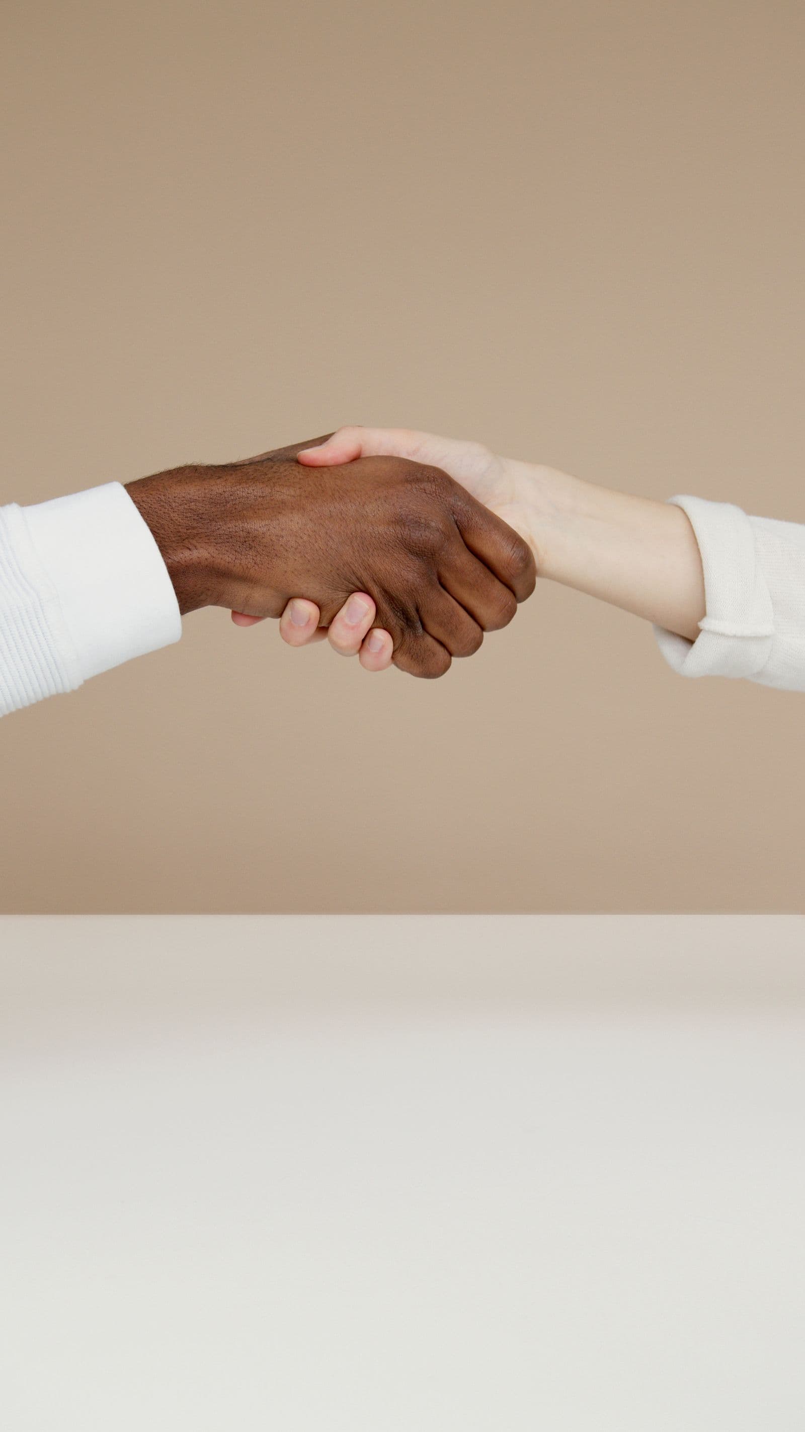 Poignée de main entre deux personnes, symbole de confiance et de partenariat